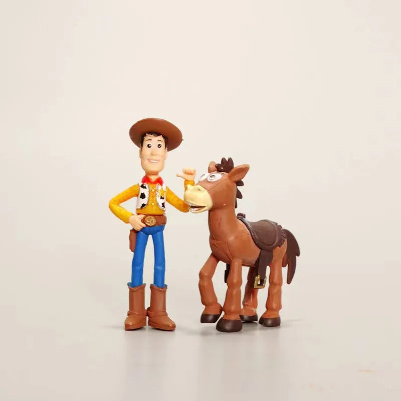 "Universo Toy Story 4: Kit Mágico com 15 Personagens em Miniatura!"