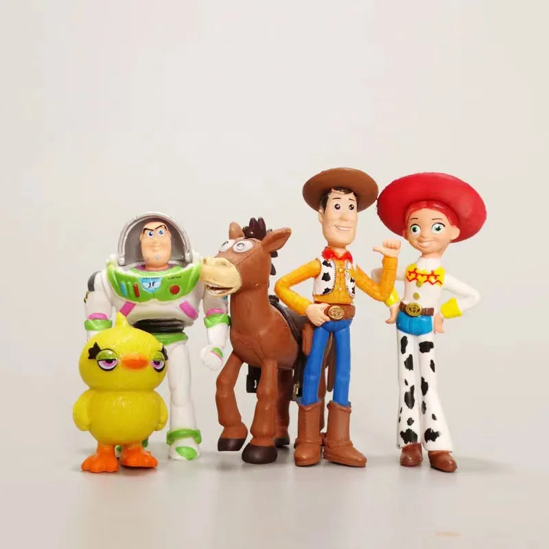 "Universo Toy Story 4: Kit Mágico com 15 Personagens em Miniatura!"